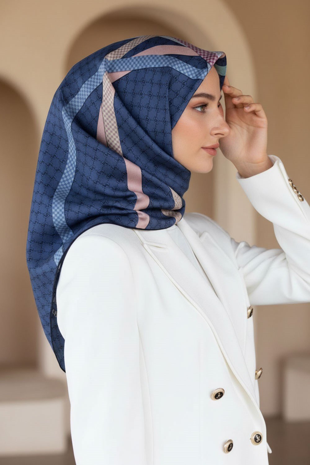 %57 İPEK %43 VİSKON Twill İpek Monogram Ve Şerit Desenli İndigo - Pudra Renkli 90x90 Eşarp Dikim Şekli : El Dikişi