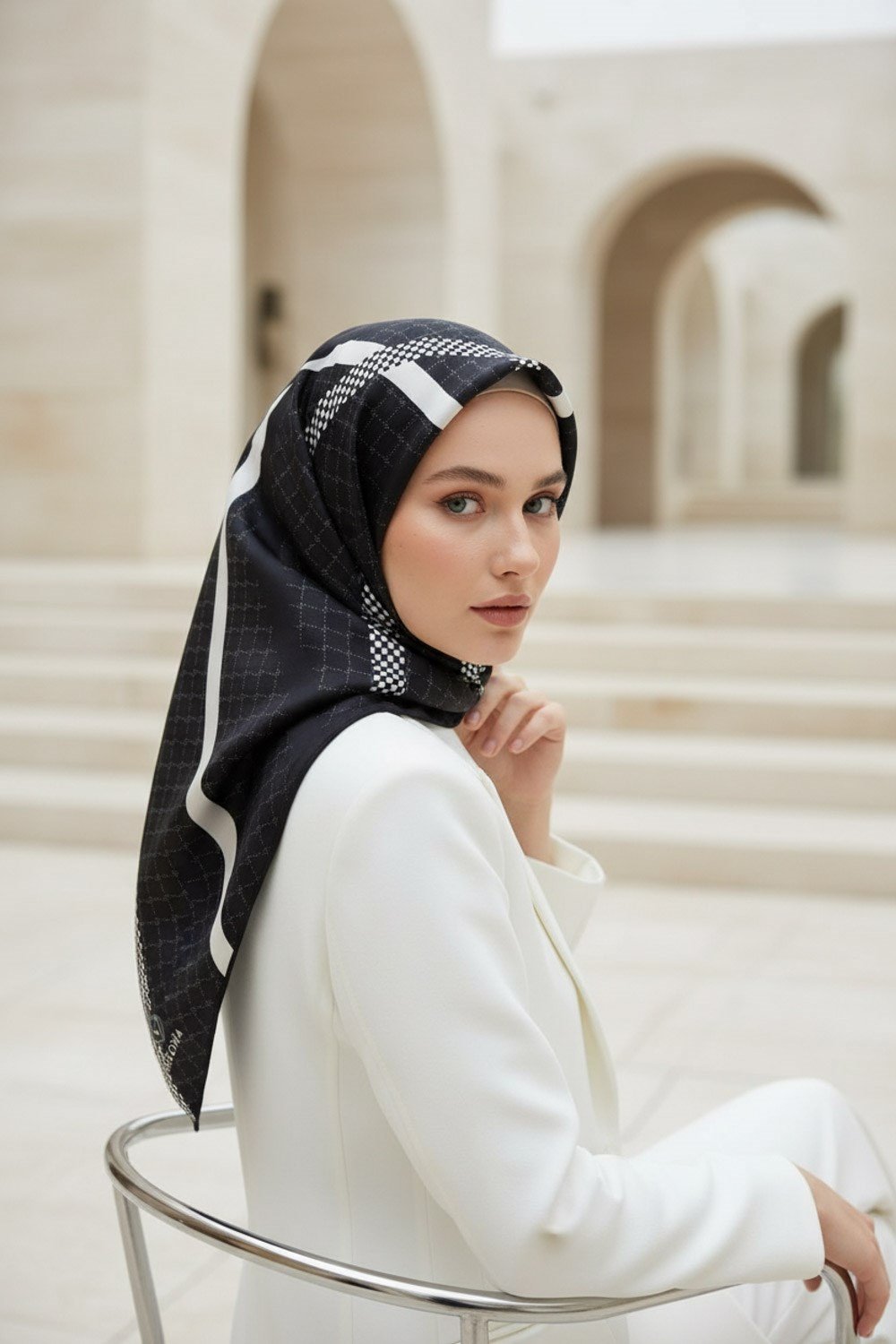 %100 Twill İpek Monogram Ve Şerit Desenli Siyah - Krem Renkli 90x90 Eşarp Dikim Şekli : El Dikişi