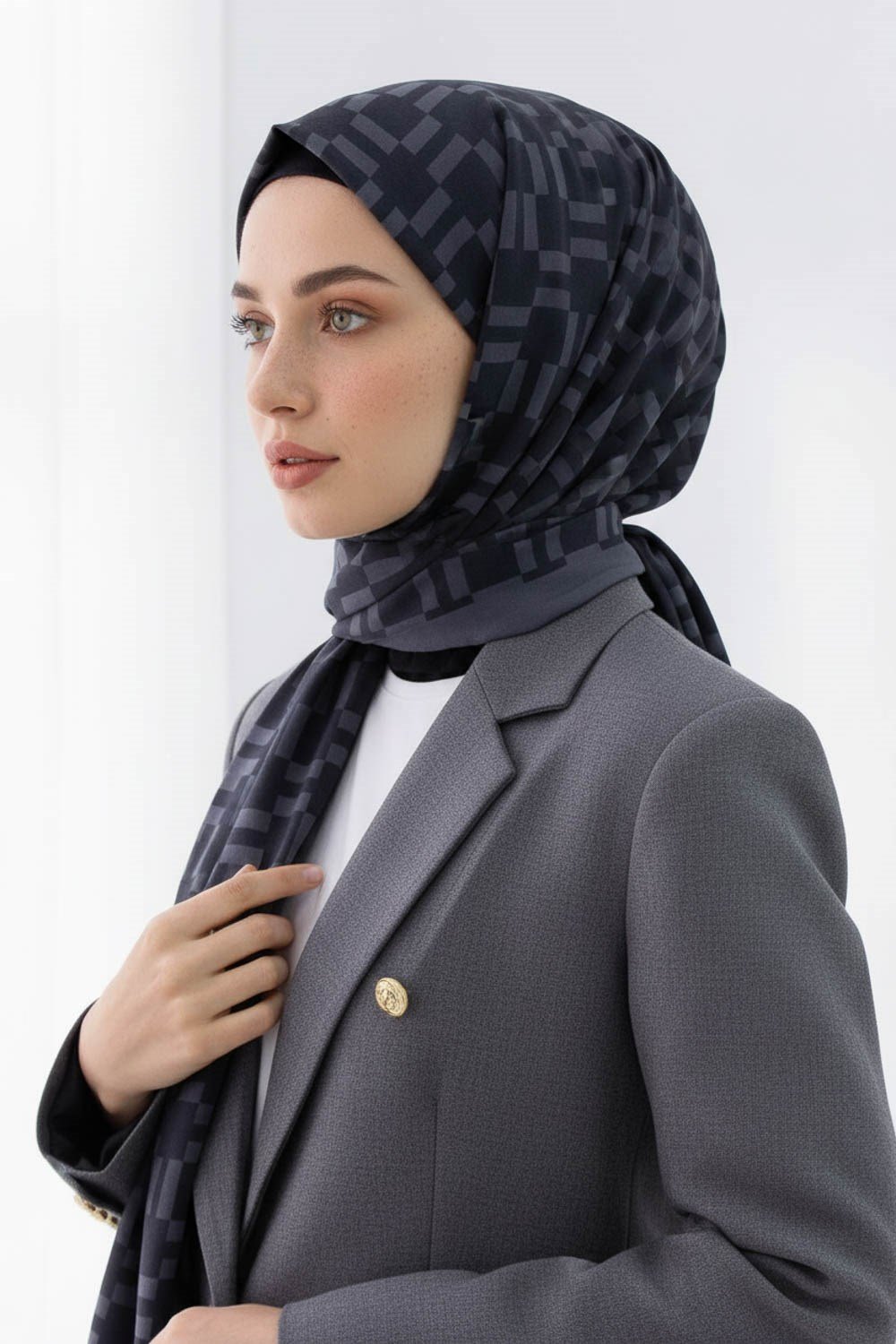 KREP MONOGRAM DESENLİ SİYAH RENKLİ 75X195 KIRIŞMAZ ŞAL