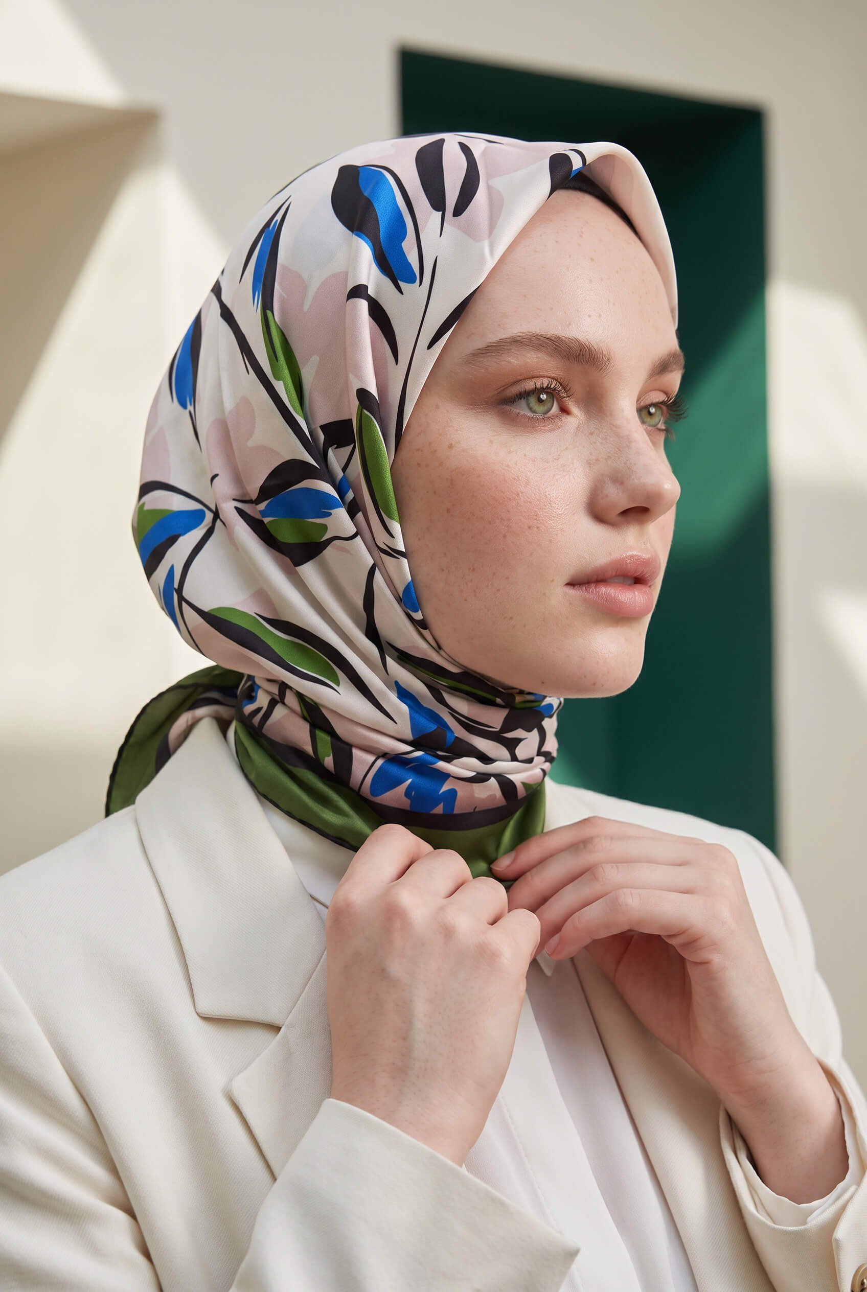Rayon Bordürlü Çiçek Desenli Zümrüt Yeşili Renkli 90x90 Dikim Şekli : El Dikişi Eşarp (İpek İçermez)