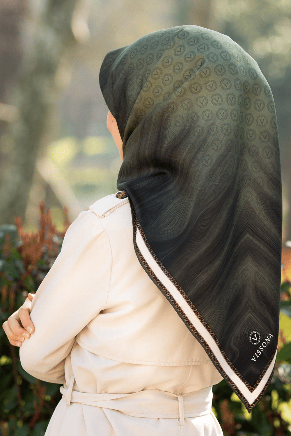 100% Twill İpek Monogram Desenli Haki Renkli 90x90 Dikim Şekli : El Dikişi Eşarp