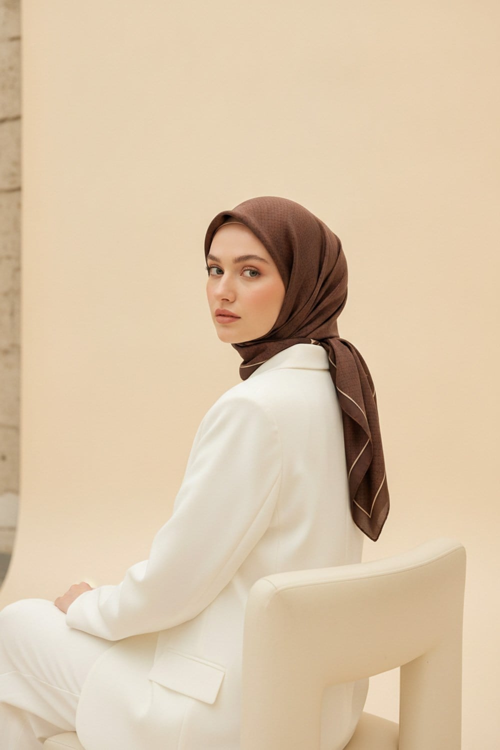 %100 Twill İpek Minik Motif Desenli Kahverengi Renkli 90x90 Eşarp Dikim Şekli : El Dikişi