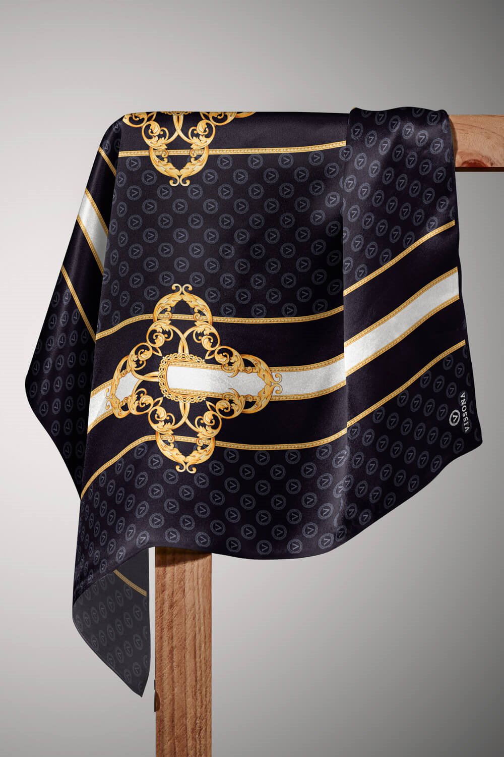 %100 Twill İpek Monogramlı Ve Barok Desenli Siyah - Gold Renkli 90x90 Eşarp Dikim Şekli : El Dikişi