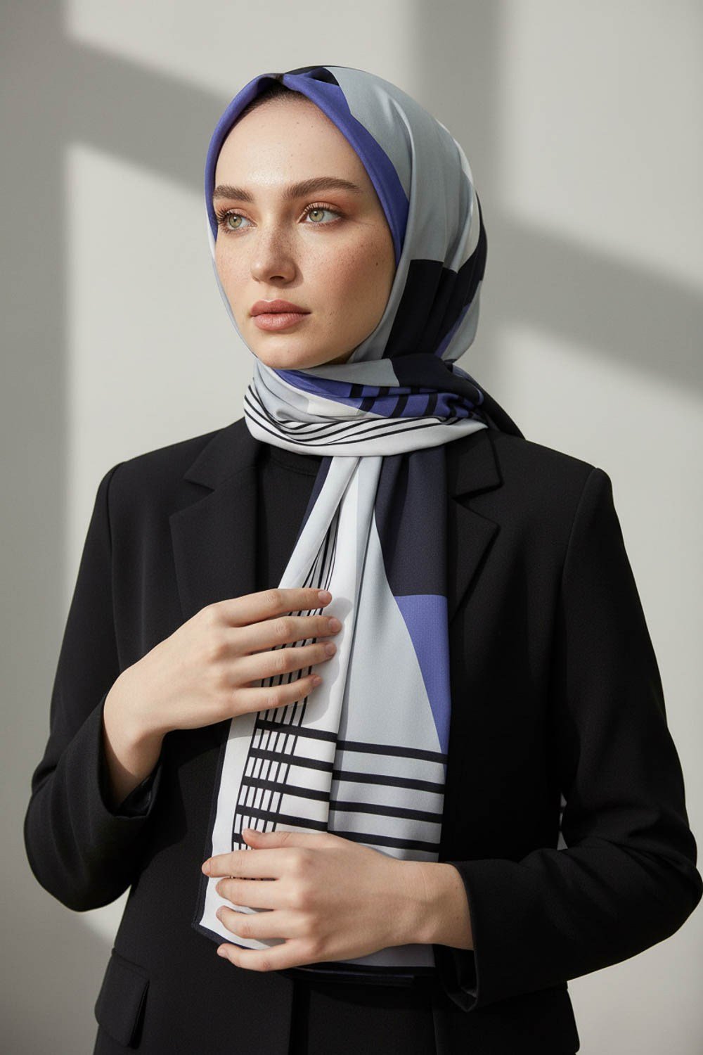 KREP GEOMETRİK DESENLİ İNDİGO RENKLİ 75X195 KIRIŞMAZ ŞAL