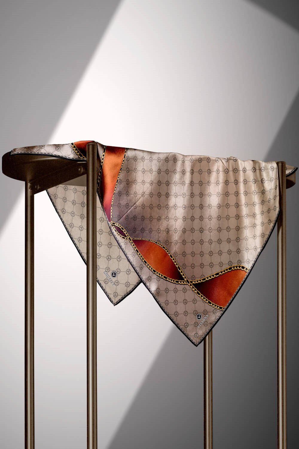 %100 Twill İpek Zincirli Ve Monogram Desenli Bej - Taba Renkli 90x90 Eşarp Dikim Şekli : El Dikişi