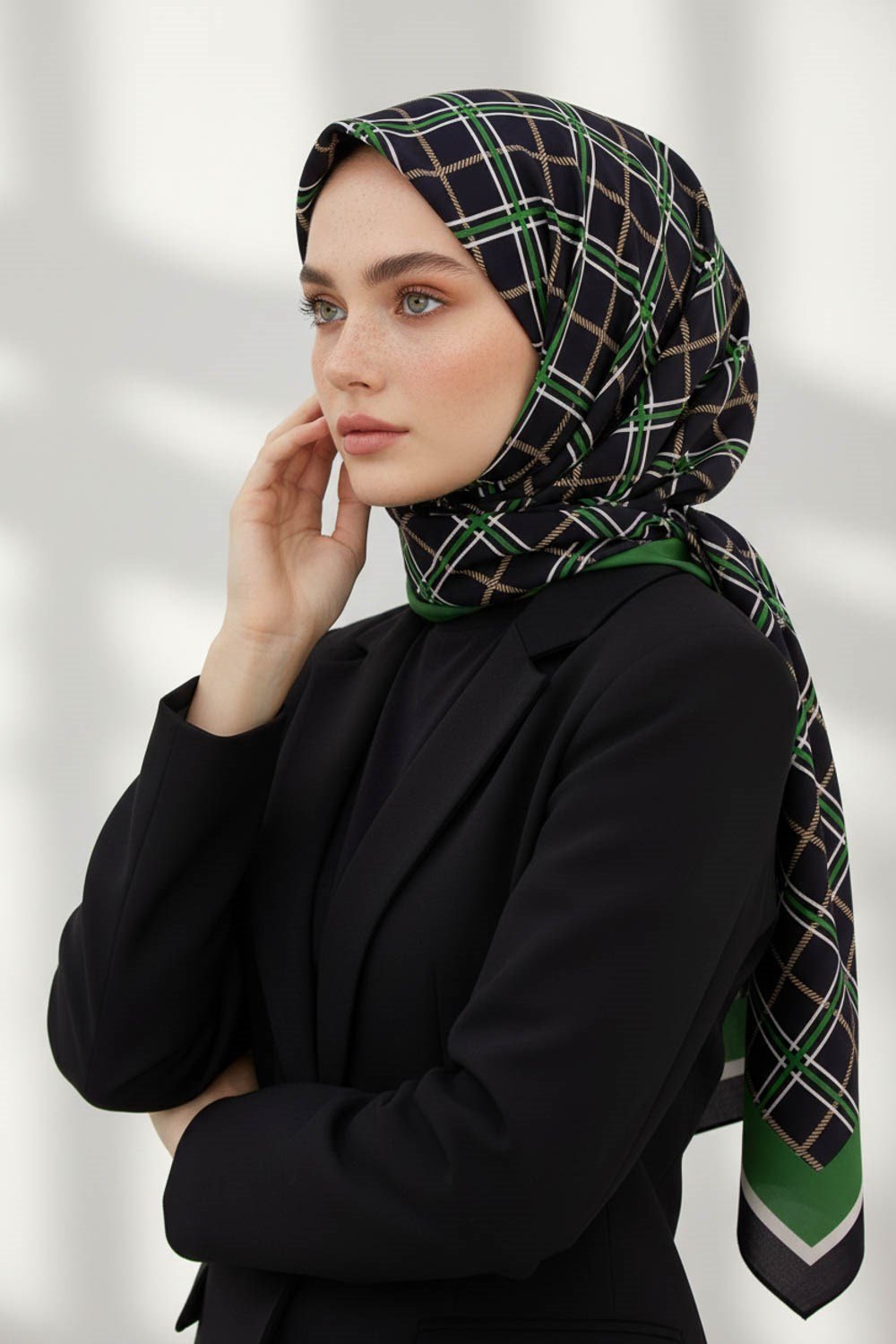 KREP EKOSE DESENLİ SİYAH - ZÜMRÜT YEŞİLİ RENKLİ 75X195 KIRIŞMAZ ŞAL