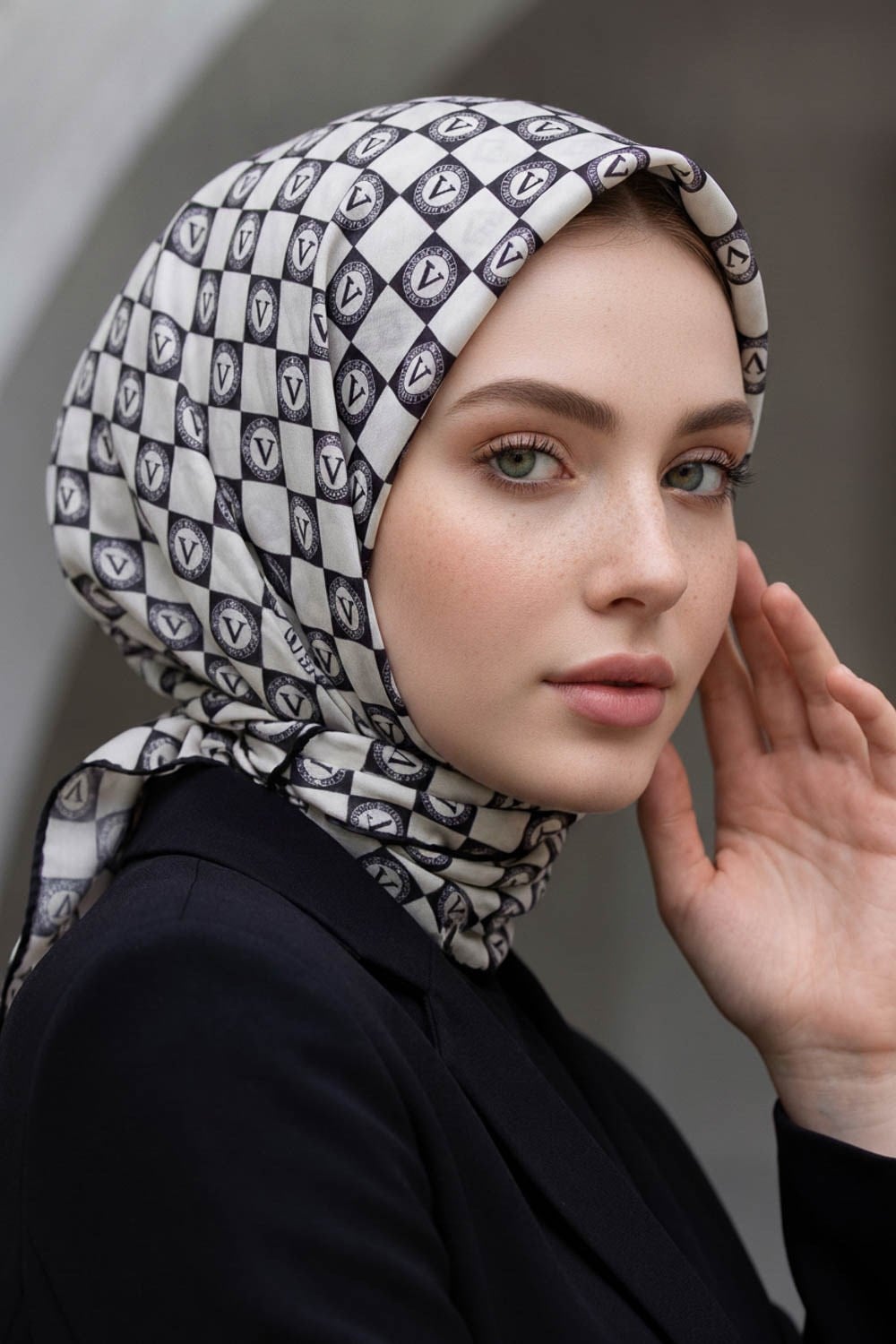 % 57 İPEK % 43 VİSKON Twill İpek Monogram Desenli Siyah - Krem Renkli 90x90 Eşarp Dikim Şekli : El Dikişi