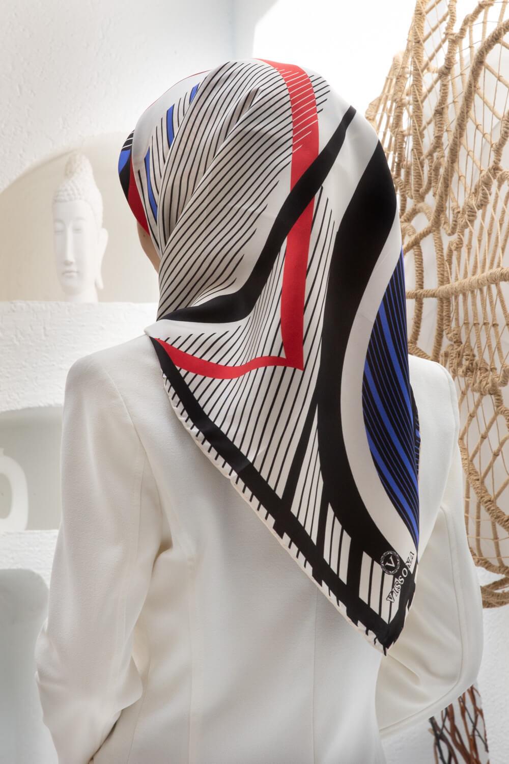 %100 Twill İpek Çizgili Geometrik Desenli Beyaz - Saks Renkli 90x90 Eşarp Dikim Şekli : El Dikişi