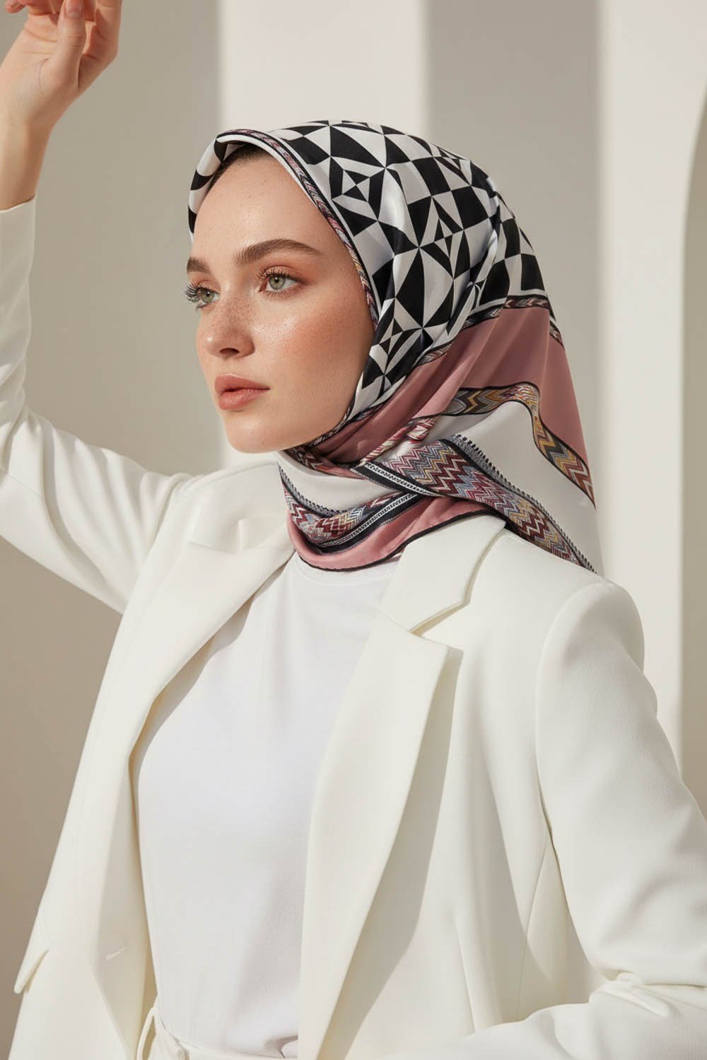 Kristal Geometrik Desenli Pudra - Krem Renkli 90x90 Dikim Şekli : El Dikişi Eşarp (İpek İçermez)