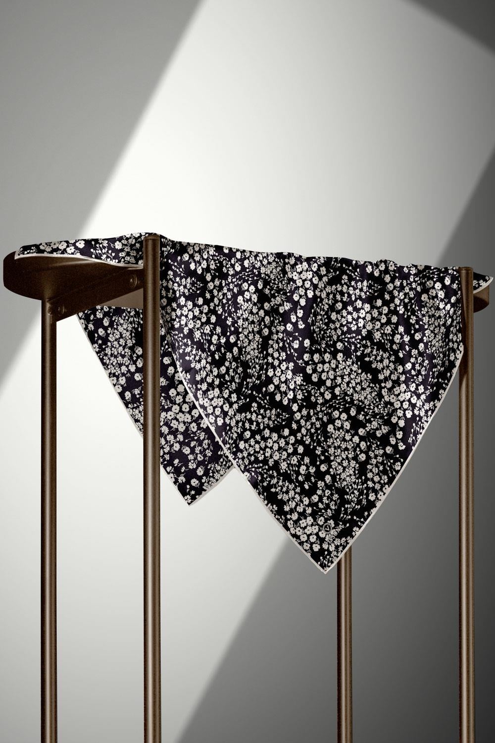 %100 Twill İpek Çıtır Çiçek Desenli Siyah - Krem Renkli 90x90 Eşarp Dikim Şekli : El Dikişi