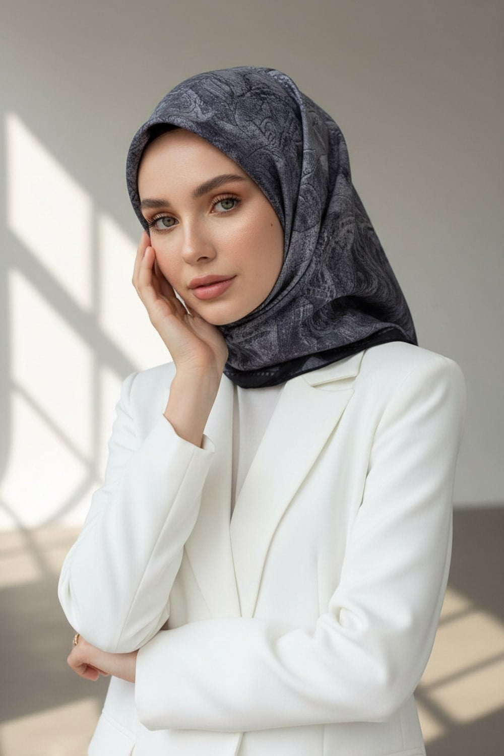 % 57 İpek % 43 Viskon Twill İpek Degradeli Yaprak  Desenli Gümüş Renkli 90x90 Eşarp Dikim Şekli : El Dikişi
