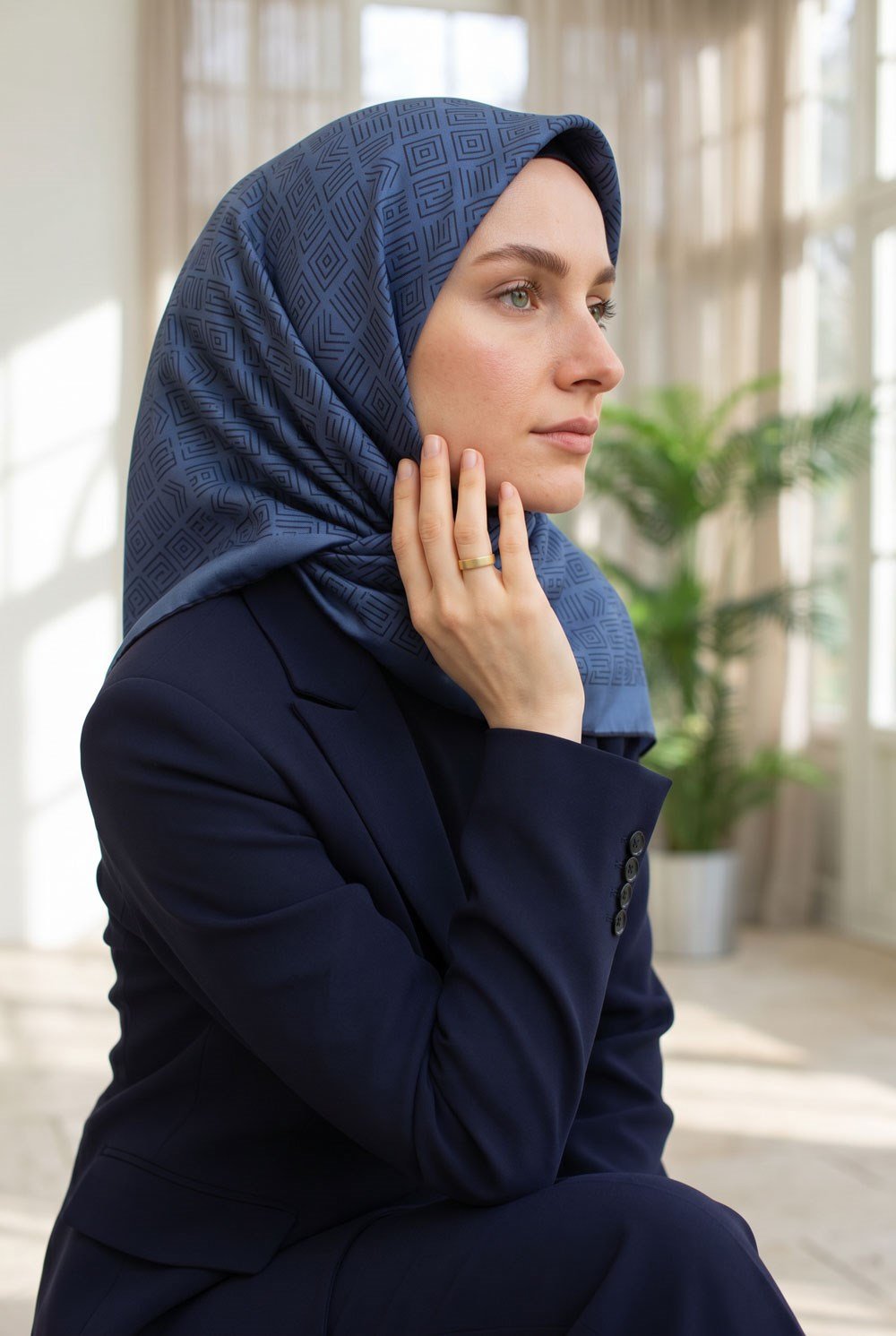 %57 İPEK %43 VİSKON Twill İpek Etnik Motif Desenli İndigo - Lacivert Renkli 90x90 Eşarp Dikim Şekli : El Dikişi