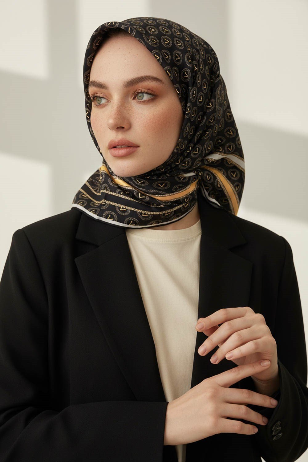 %100 Twill İpek Monogram Desenli Siyah - Gold Renkli 90x90 Eşarp Dikim Şekli : El Dikişi