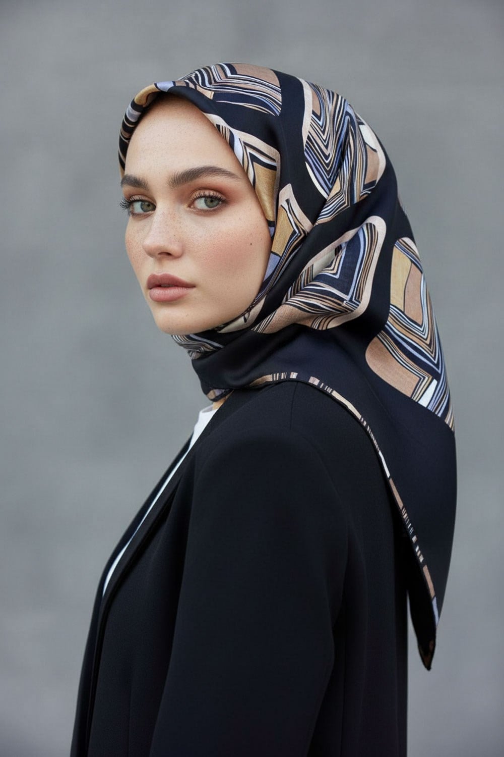 %100 Twill İpek Geometrik Kare Desenli Siyah - Gri Renkli 90x90 Eşarp Dikim Şekli : El Dikişi