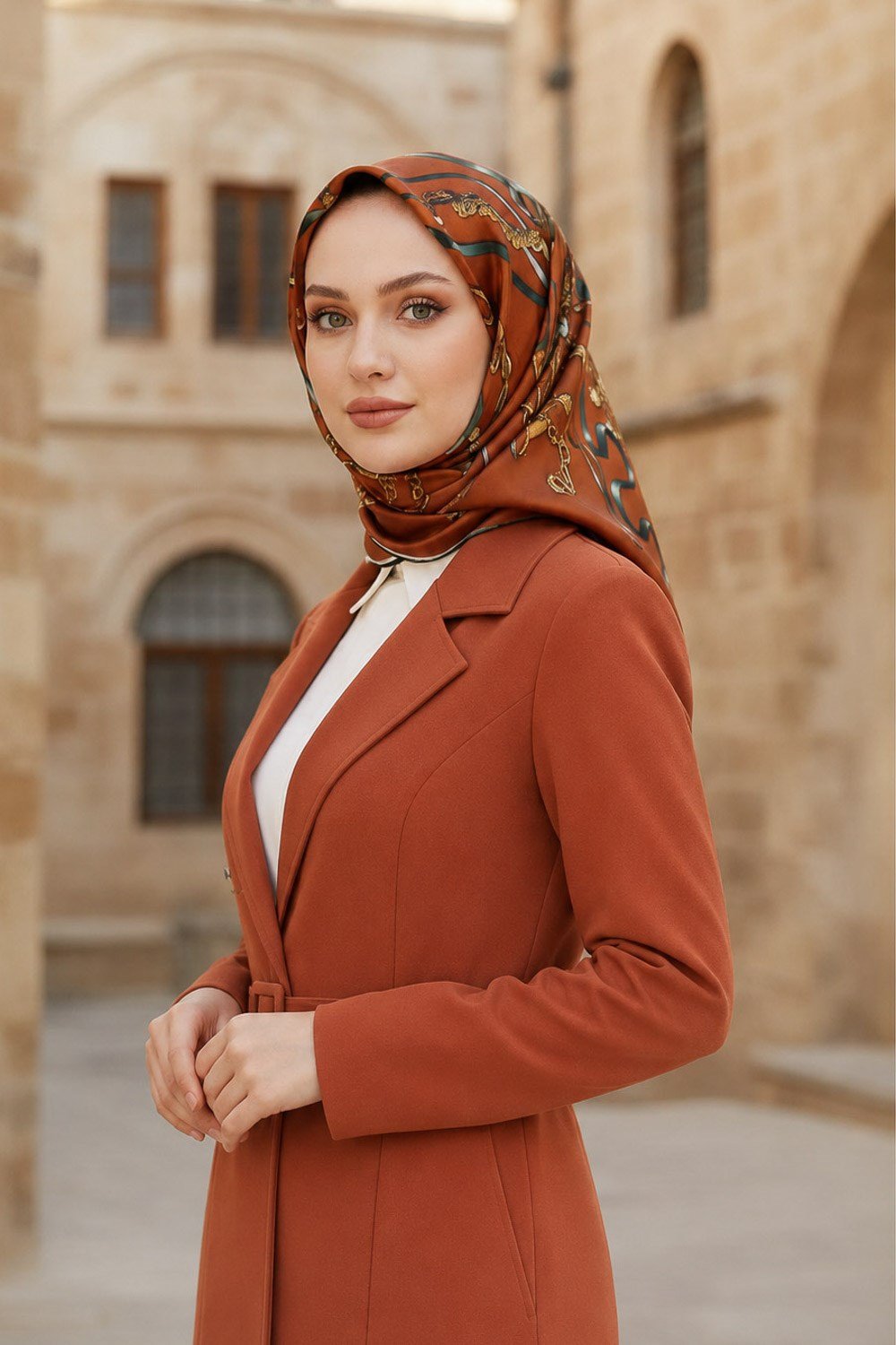%100 Twill İpek Kurdele Ve Zincir Desenli Taba Renkli 90x90 Eşarp Dikim Şekli : El Dikişi