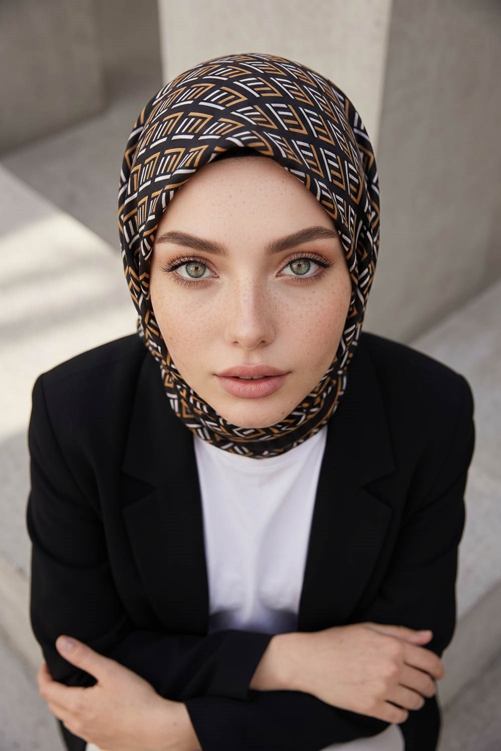 %100 Twill İpek Geometrik Desenli Siyah - Gold Renkli 90x90 Eşarp Dikim Şekli : El Dikişi