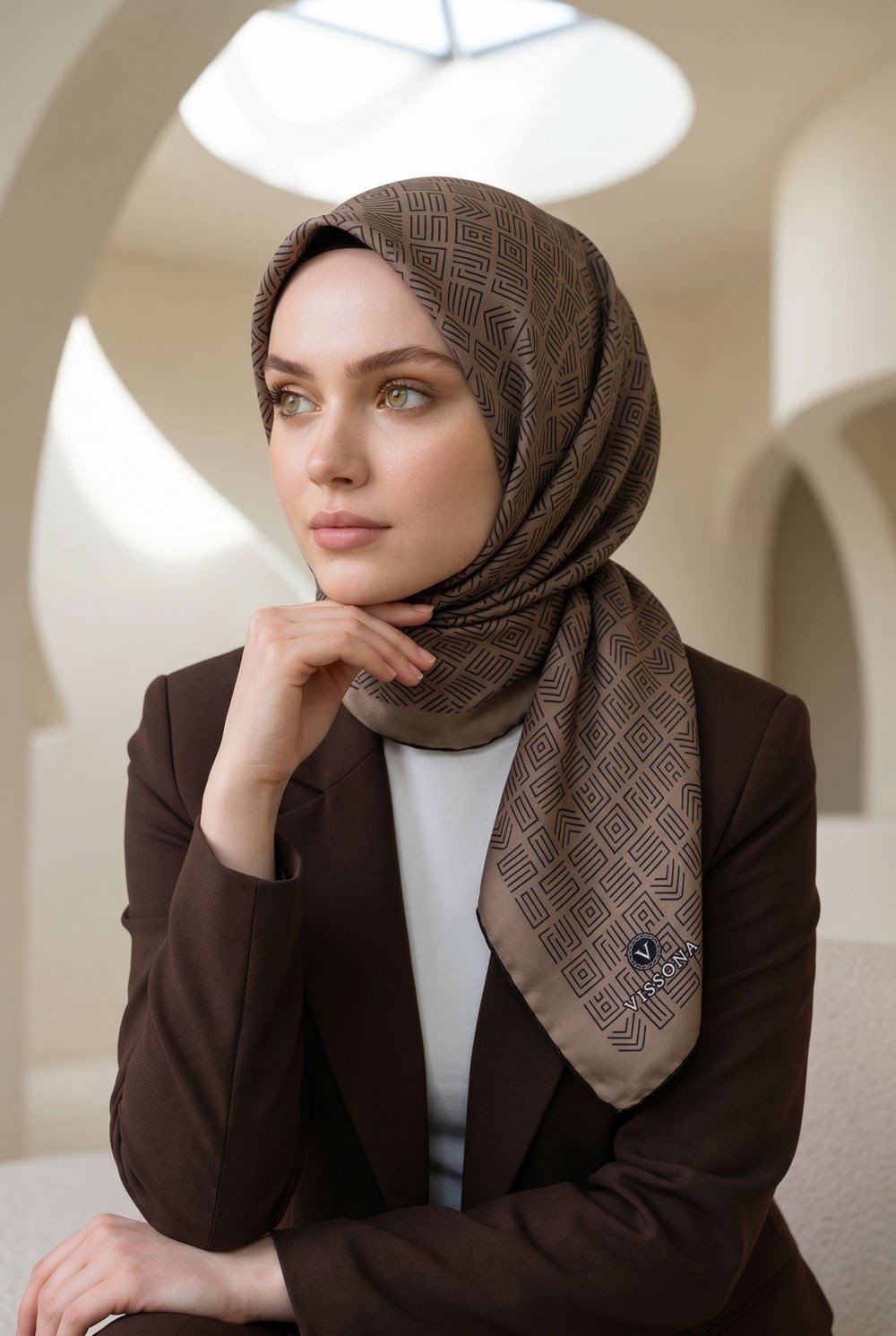 %57 İPEK %43 VİSKON Twill İpek Etnik Motif Desenli Vizon - Siyah Renkli 90x90 Eşarp Dikim Şekli : El Dikişi
