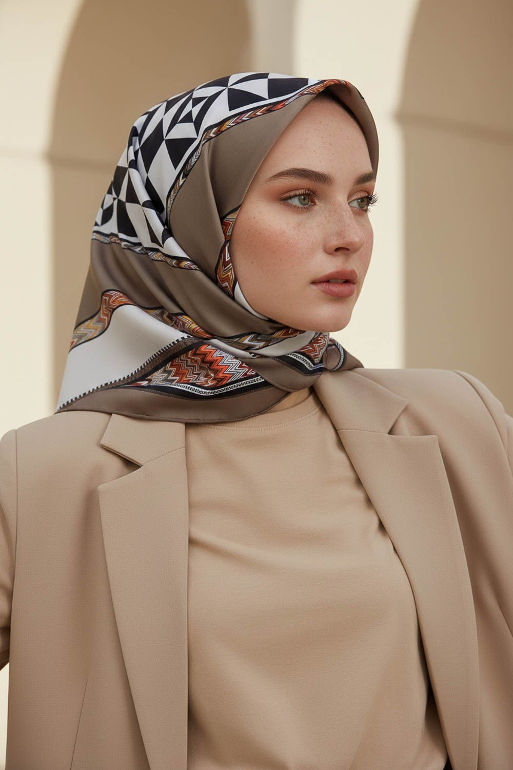 Kristal Geometrik Desenli Bej - Krem Renkli 90x90 Dikim Şekli : El Dikişi Eşarp (İpek İçermez)
