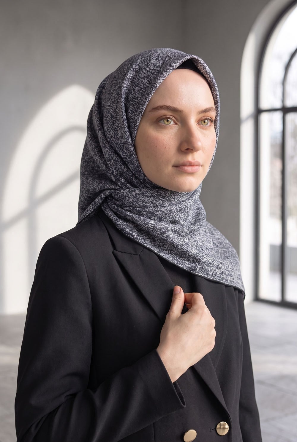 %100 Twill İpek Dokulu Desen Gri - Siyah Renkli 90x90 Eşarp Kenar Dikiş Şekli El Dikişli