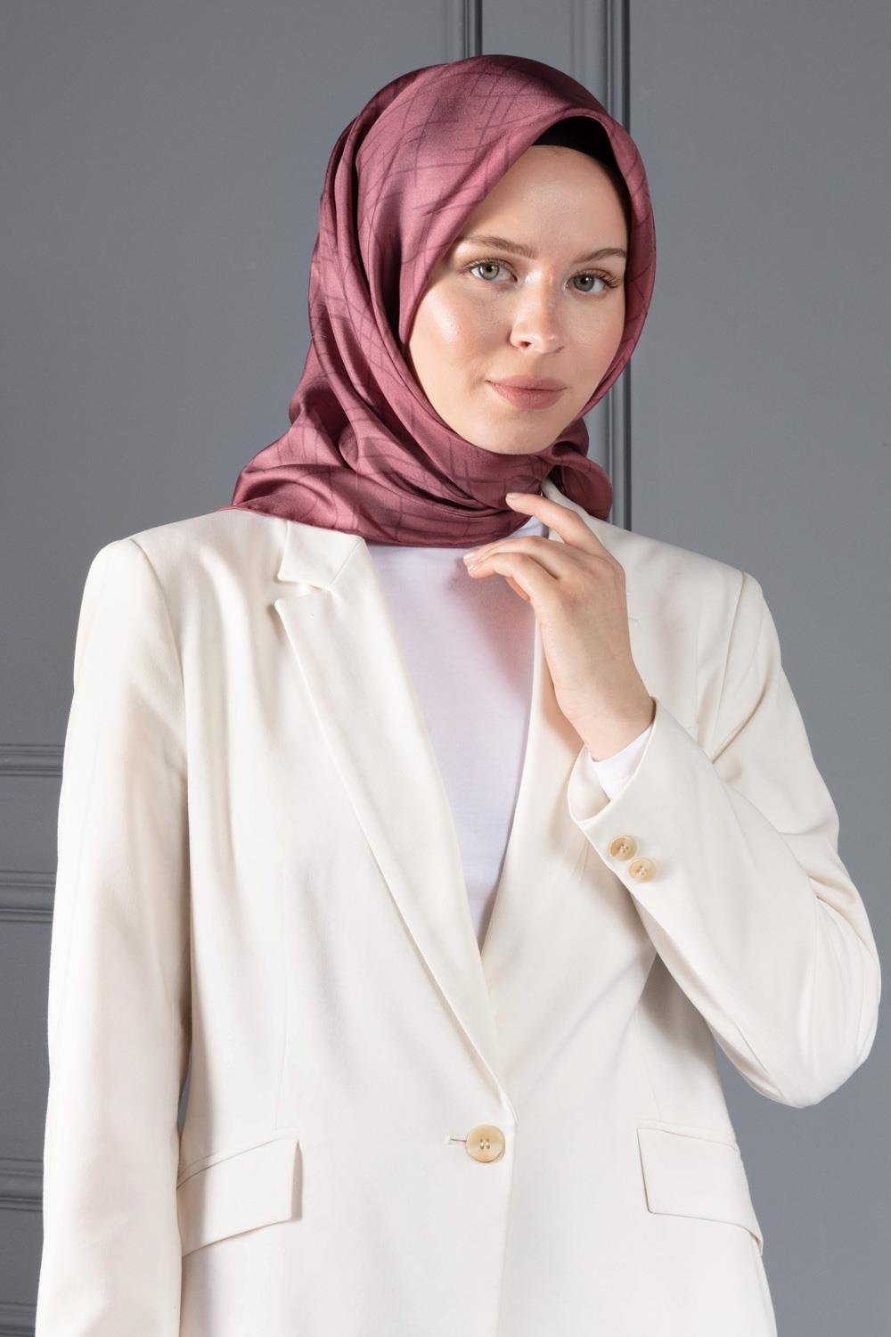 %100 Twill İpek Çizgi Desenli Gül Kurusu Renkli 90x90 Eşarp Dikim Şekli : El Dikişi