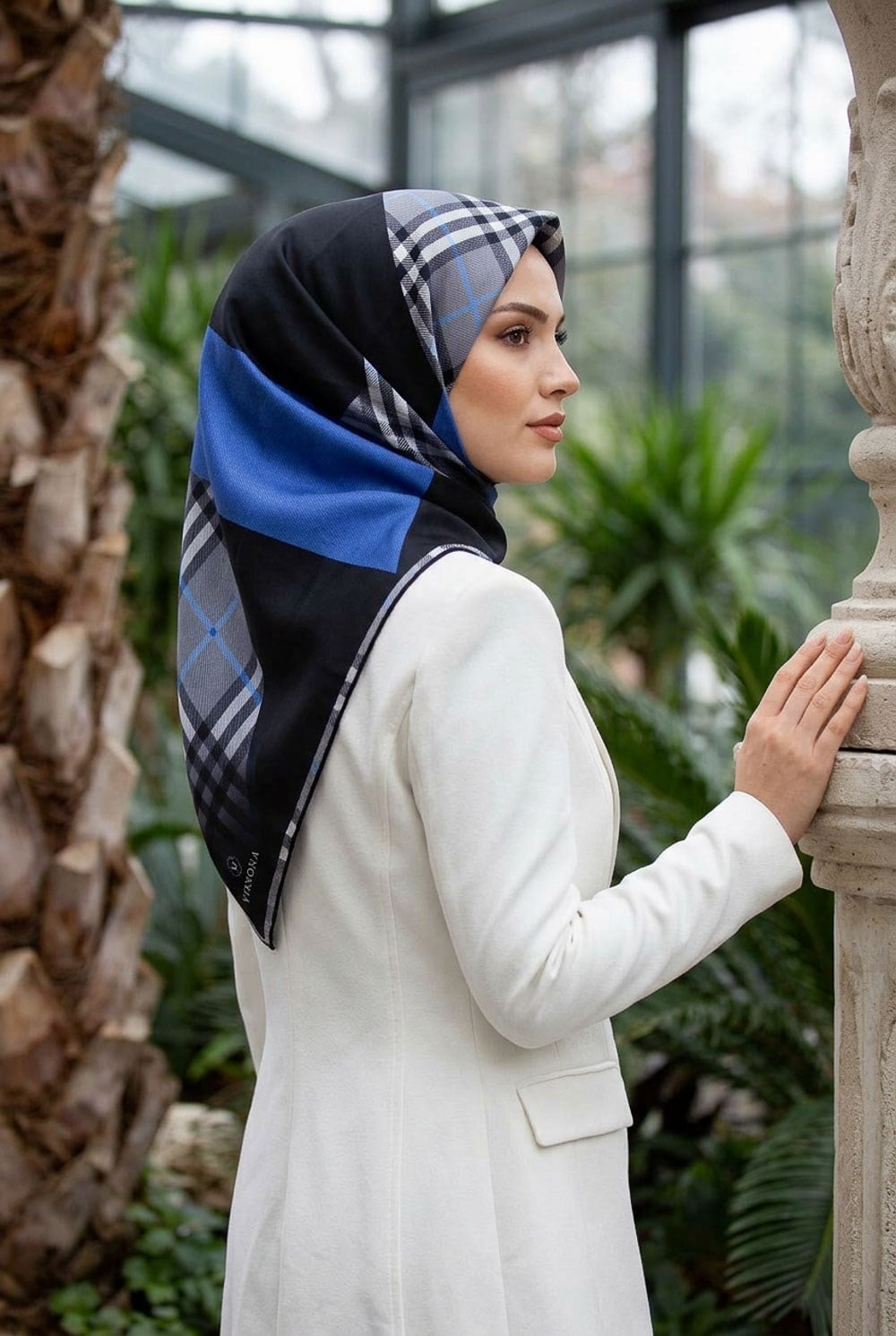 % 57 İPEK % 43 VİSKON Twill İpek Ekose Desenli Saks - Siyah Renkli 90x90 Eşarp Dikim Şekli : El Dikişi