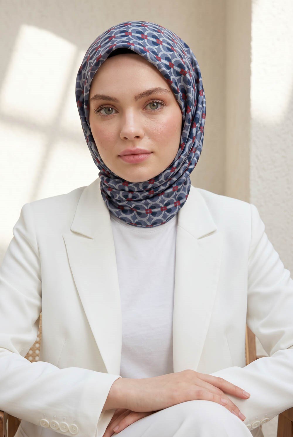 %100 Twill İpek Geometrik Desenli İndigo - Bordo Renkli 90x90 Eşarp Dikim Şekli : El Dikişi
