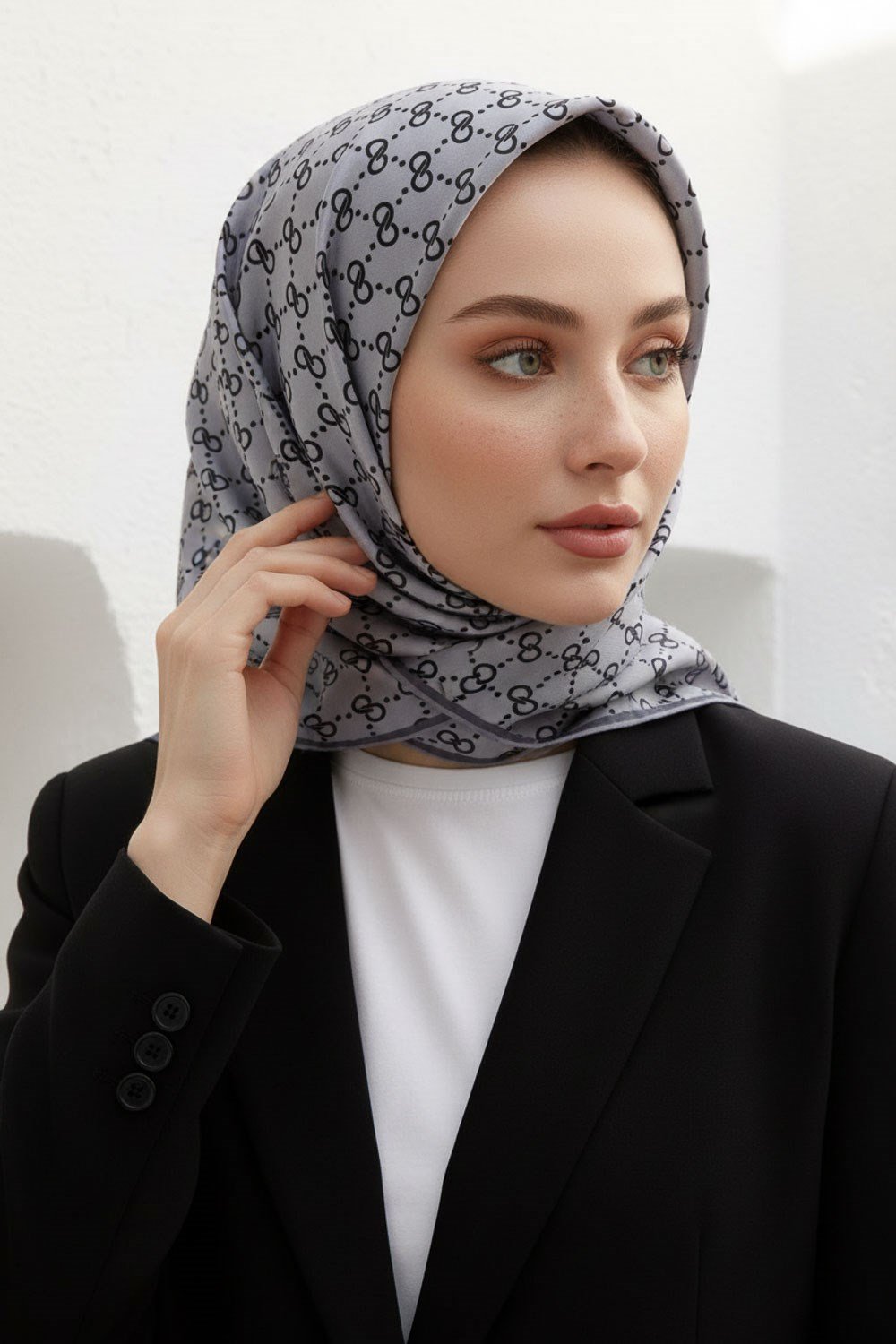 %57 İPEK %43 VİSKON Twill İpek Leopar Desenli Gri Renkli 90x90 Eşarp Dikim Şekli : El Dikişi