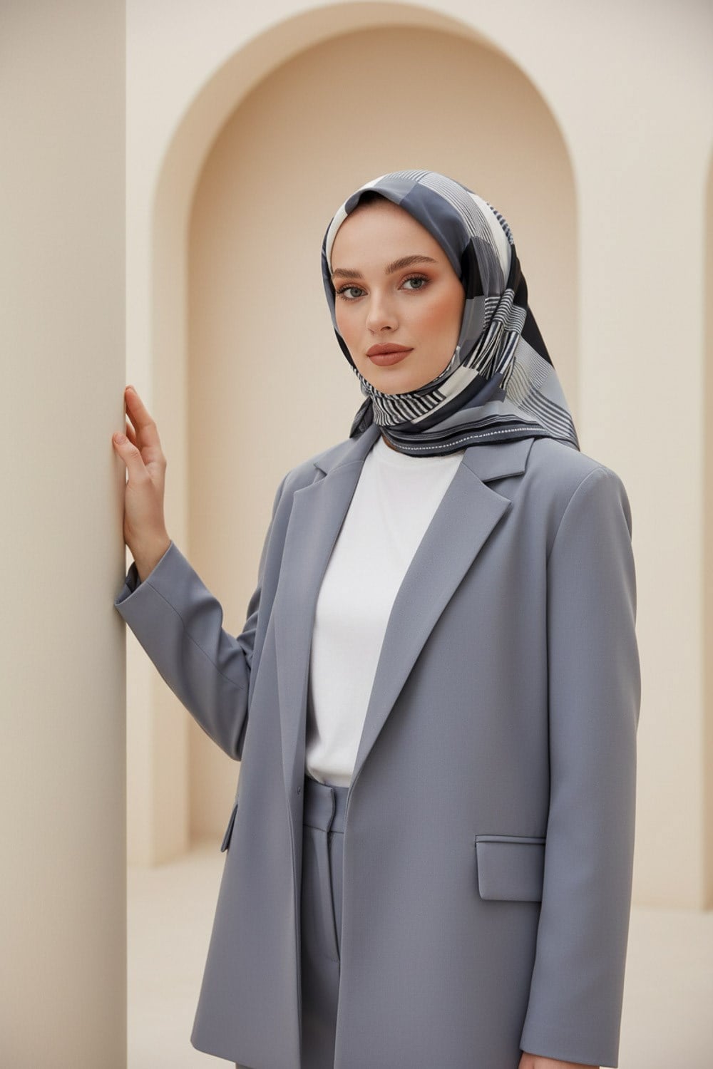 %100 Twill İpek Geometrik Desenli Gri Renkli 90x90 Eşarp Dikim Şekli : El Dikişi