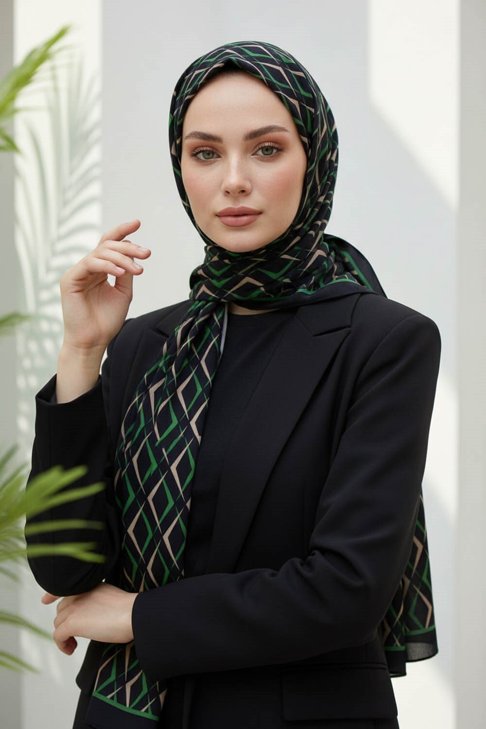 KREP GEOMETRİK DESENLİ SİYAH - ZÜMRÜT YEŞİLİ RENKLİ 75X195 KIRIŞMAZ ŞAL