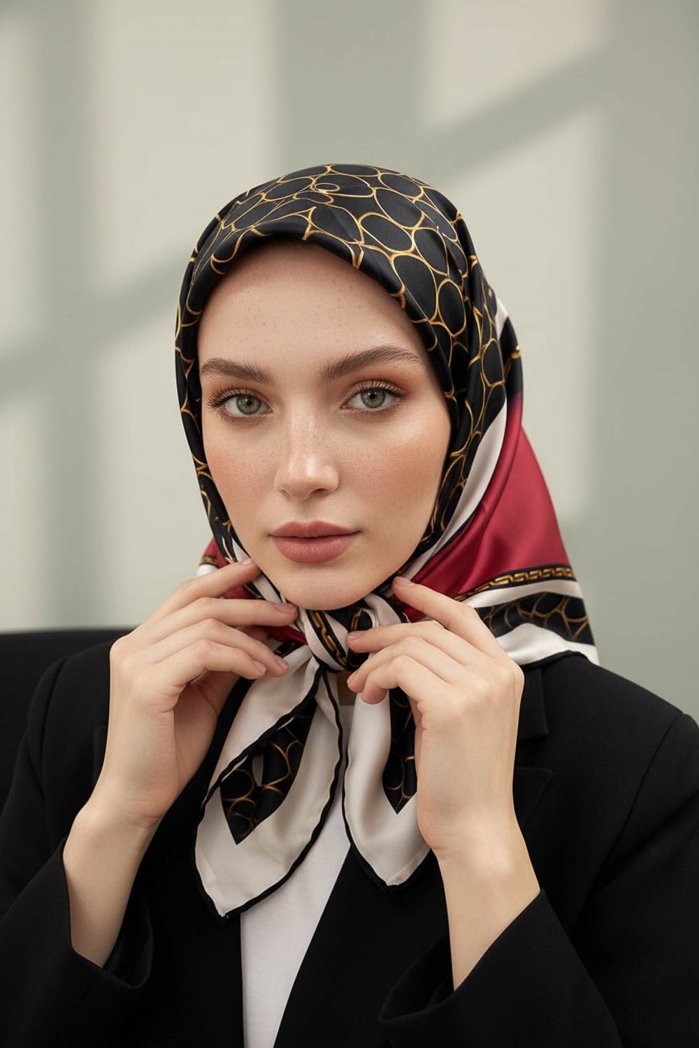 % 57 İPEK % 43 VİSKON Twill İpek Gold Halka Desenli Bordo - Siyah Renkli 90x90 Eşarp Dikim Şekli : El Dikişi