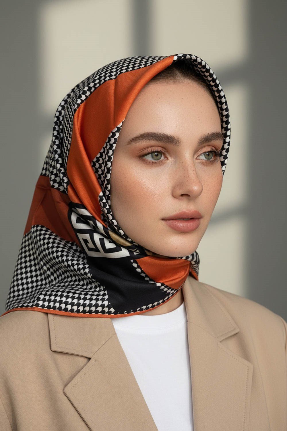 %100 Twill İpek Kazayağı Desenli Turuncu - Taba Renkli 90x90 Eşarp Dikim Şekli : El Dikişi