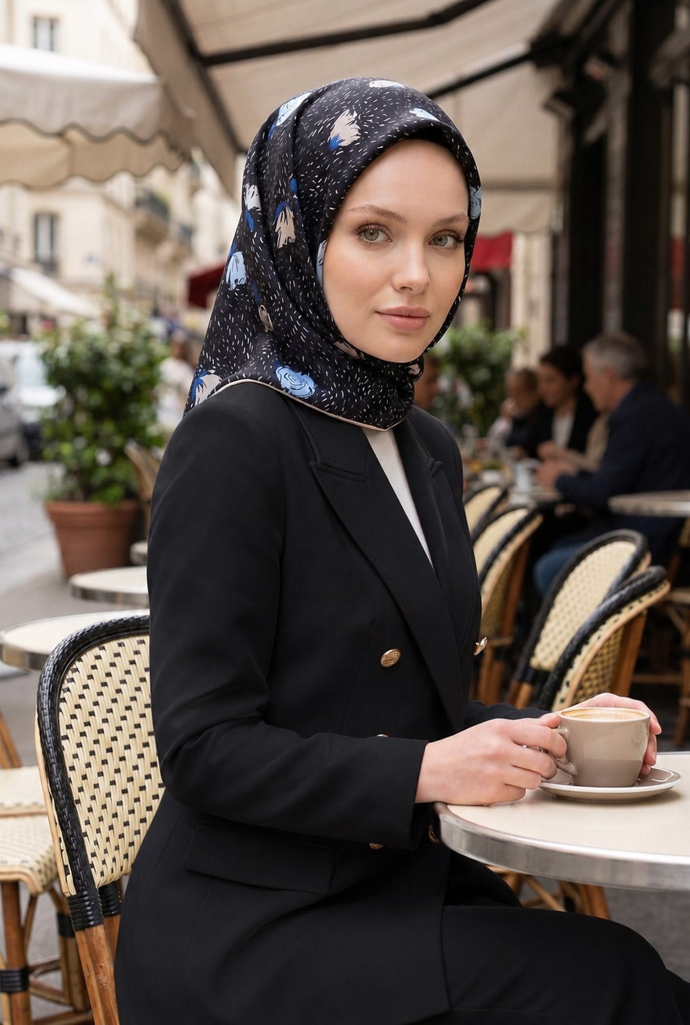 %100 Twill İpek Çıtır Çiçek Desenli Siyah - Saks Renkli 90x90 Eşarp Dikim Şekli : El Dikişi