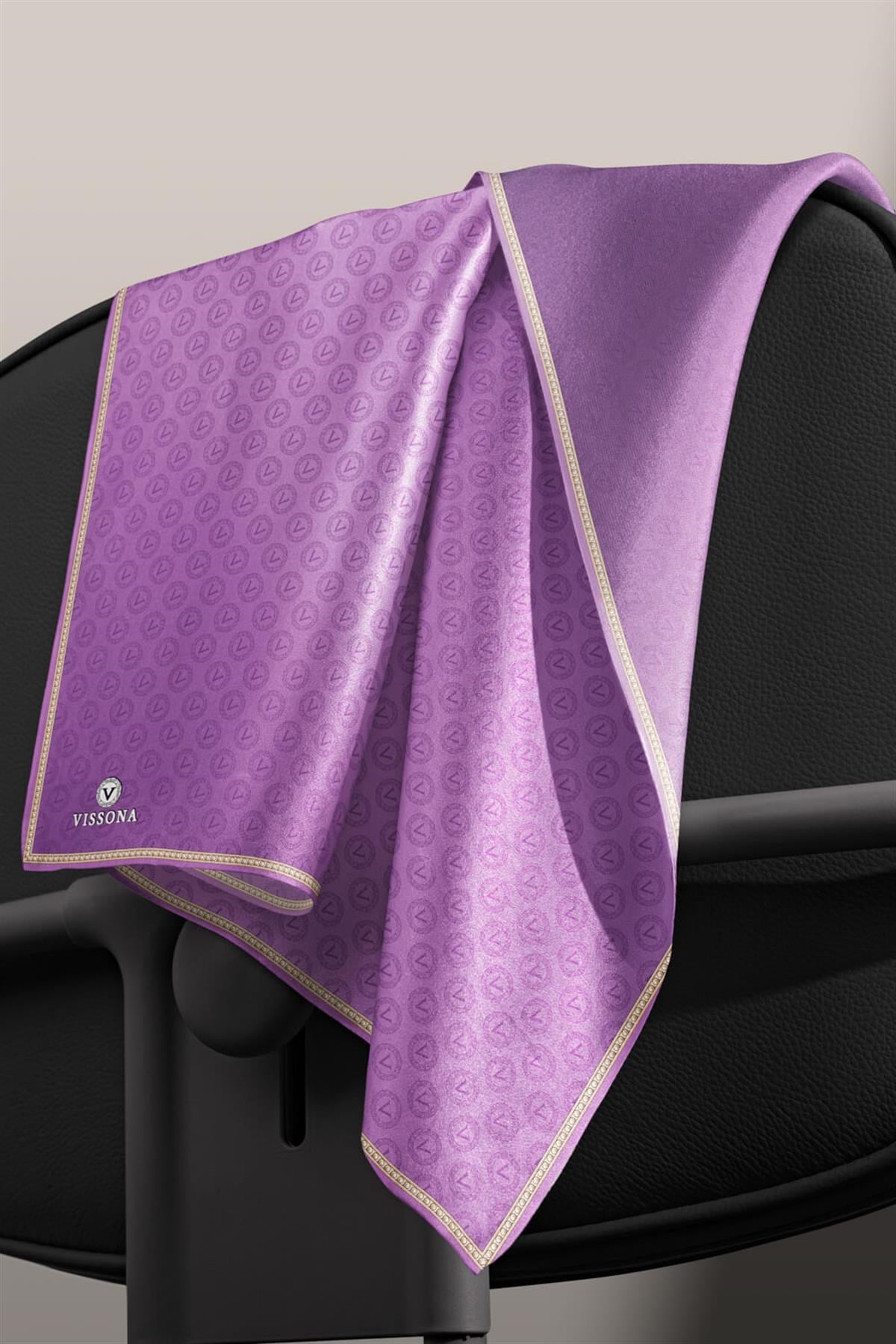 % 57 İPEK % 43 VİSKON Twill İpek Monogram Desenli Mor Renkli 90x90 Eşarp Dikim Şekli : El Dikişi