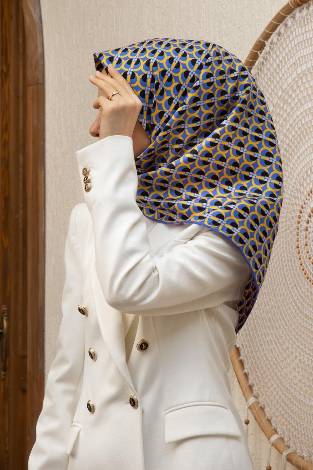 %100 Twill İpek Geometrik Desenli Saks - Gold Renkli 90x90 Eşarp Dikim Şekli : El Dikişi