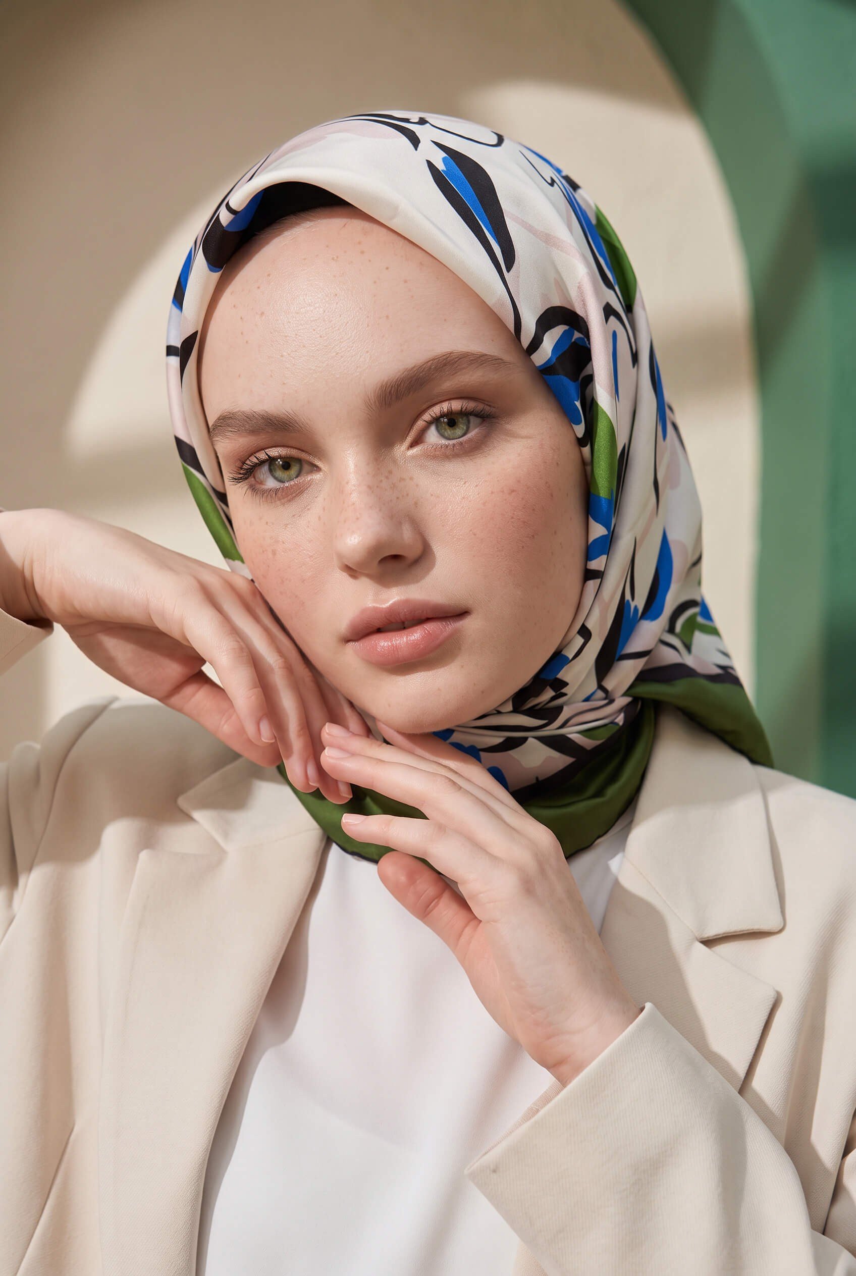 Rayon Bordürlü Çiçek Desenli Zümrüt Yeşili Renkli 90x90 Dikim Şekli : El Dikişi Eşarp (İpek İçermez)