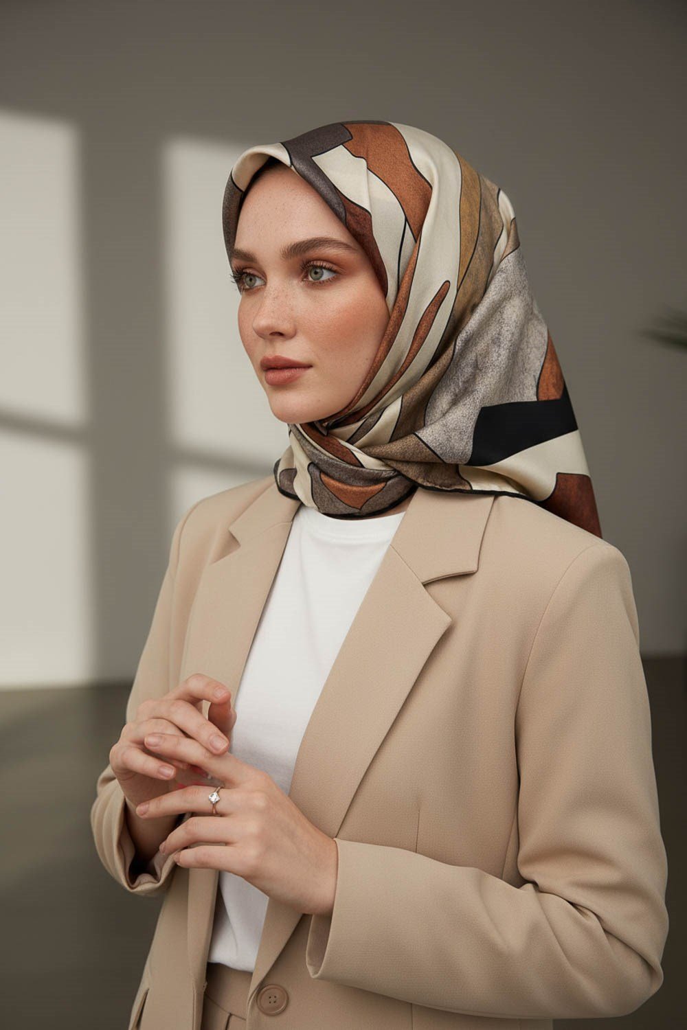 %100 Twill İpek Geometrik Desenli Bej - Taba Renkli 90x90 Eşarp Dikim Şekli : El Dikişi