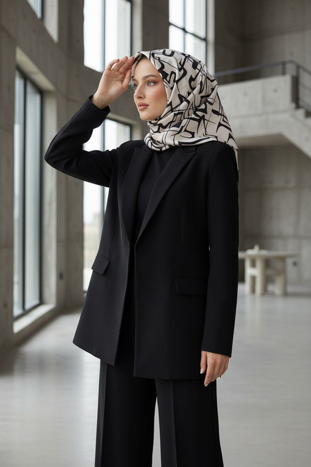 % 57 İPEK % 43 VİSKON Twill İpek Soyut Geometrik Desenli Krem - Siyah Renkli 90x90 Eşarp Dikim Şekli : El Dikişi