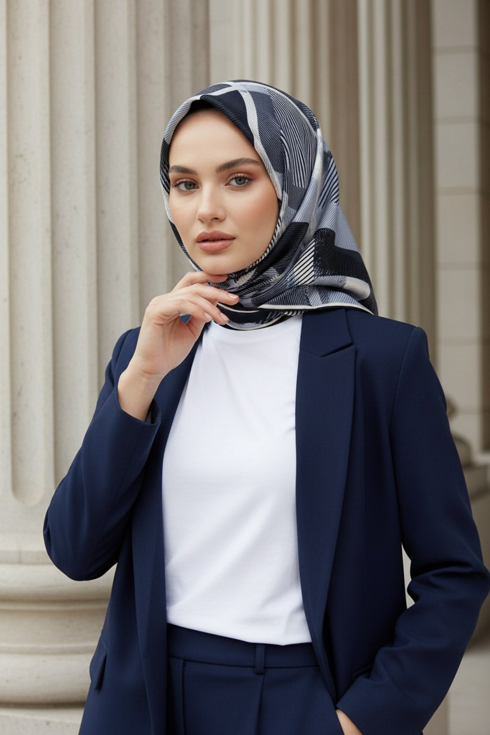 %100 Twill İpek Geometri Desenli Siyah-Krem Renkli 90x90 Eşarp Kenar Dikiş Şekli El Dikişli