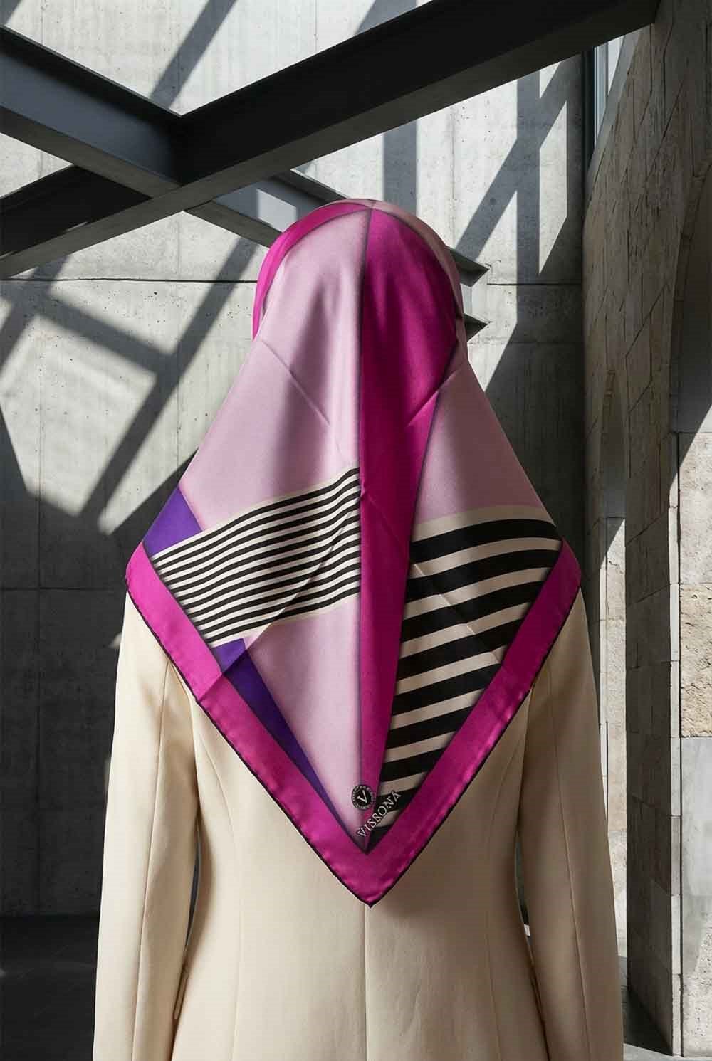 %100 Twill İpek Çizgili ve Geometrik Desenli Fuşya - Mor Renkli 90x90 Eşarp Dikim Şekli : El Dikişi