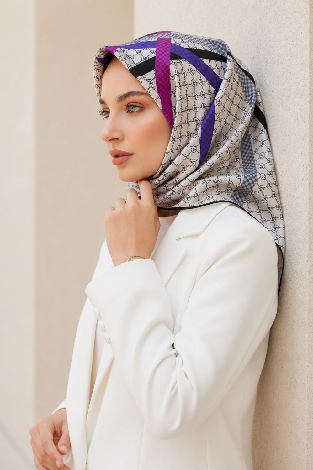 %100 Twill İpek Monogram Ve Şerit Desenli Fuşya - Siyah Renkli 90x90 Eşarp Dikim Şekli : El Dikişi