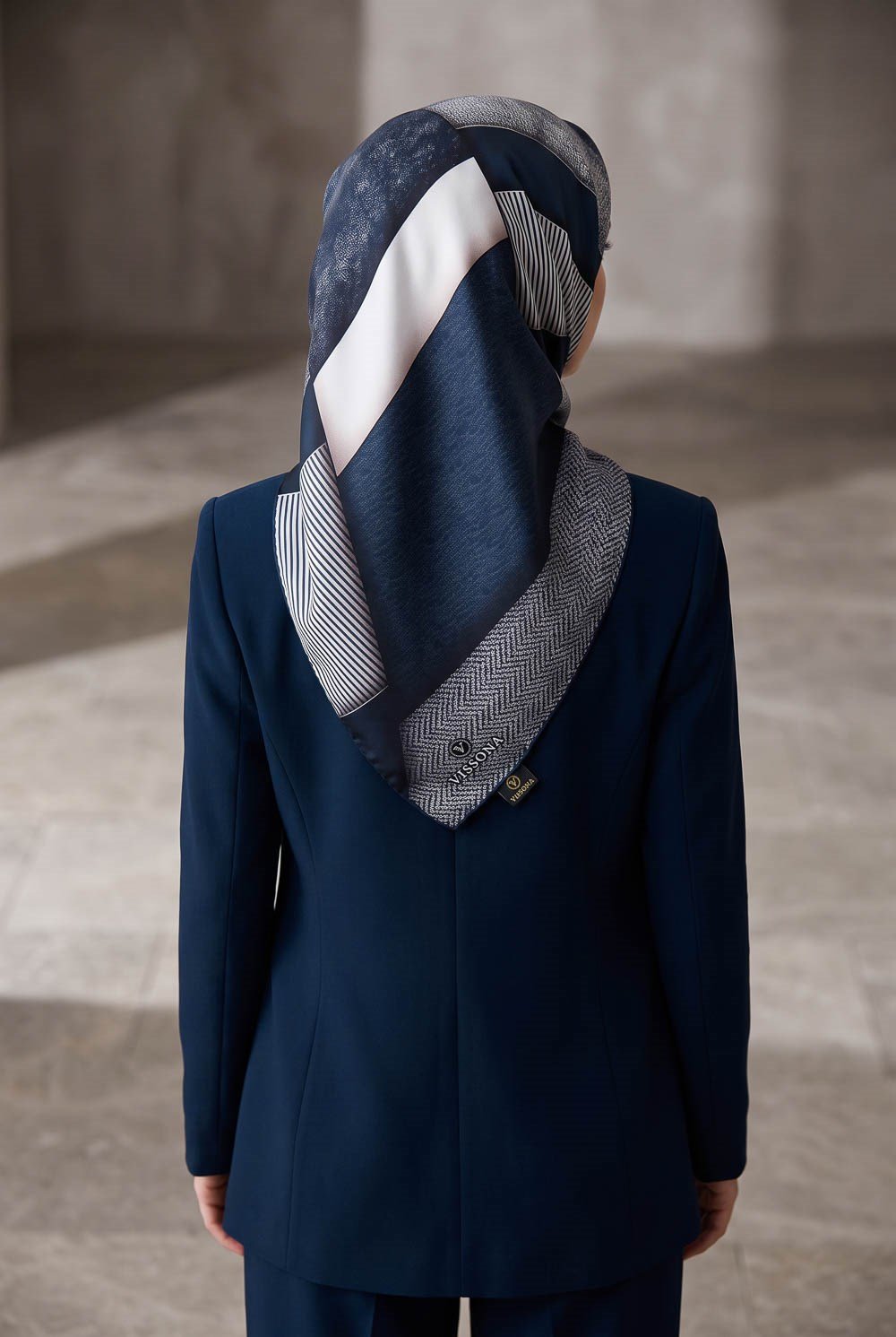 %100 Twill İpek Dokulu ve Geometrik Desenli Lacivert - Krem Renkli 90x90 Eşarp Dikim Şekli : El Dikişi