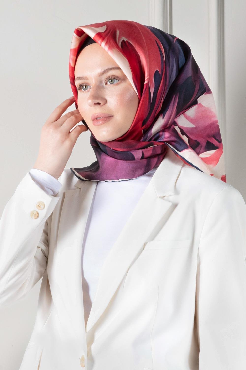 %100 Twill İpek Yaprak Desenli Bordo - İndigo Renkli 90x90 Eşarp Dikim Şekli : El Dikişi