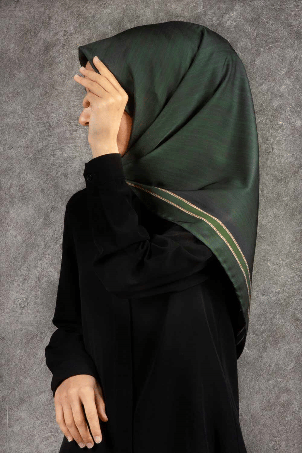 Twill Efektli Bordür Desenli Zümrüt Yeşili Renkli 90x90 Eşarp (İpek İçermez) Dikim Şekli : El Dikişi