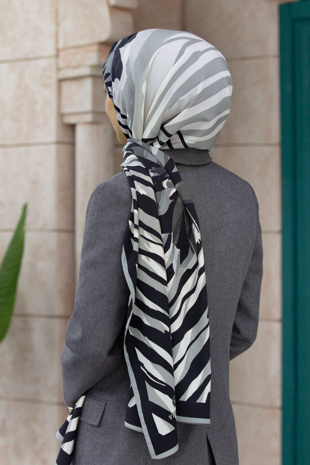 KREP ZEBRA VE ÇİÇEK DESENLİ GÜMÜŞ RENKLİ 75X195 KIRIŞMAZ ŞAL