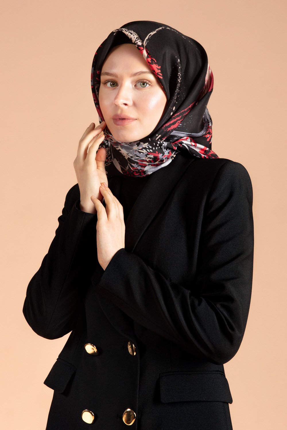 %100 Twill İpek Suluboya Çiçek Desenli Siyah - Bordo Renkli 90x90 Eşarp Dikim Şekli : El Dikişi