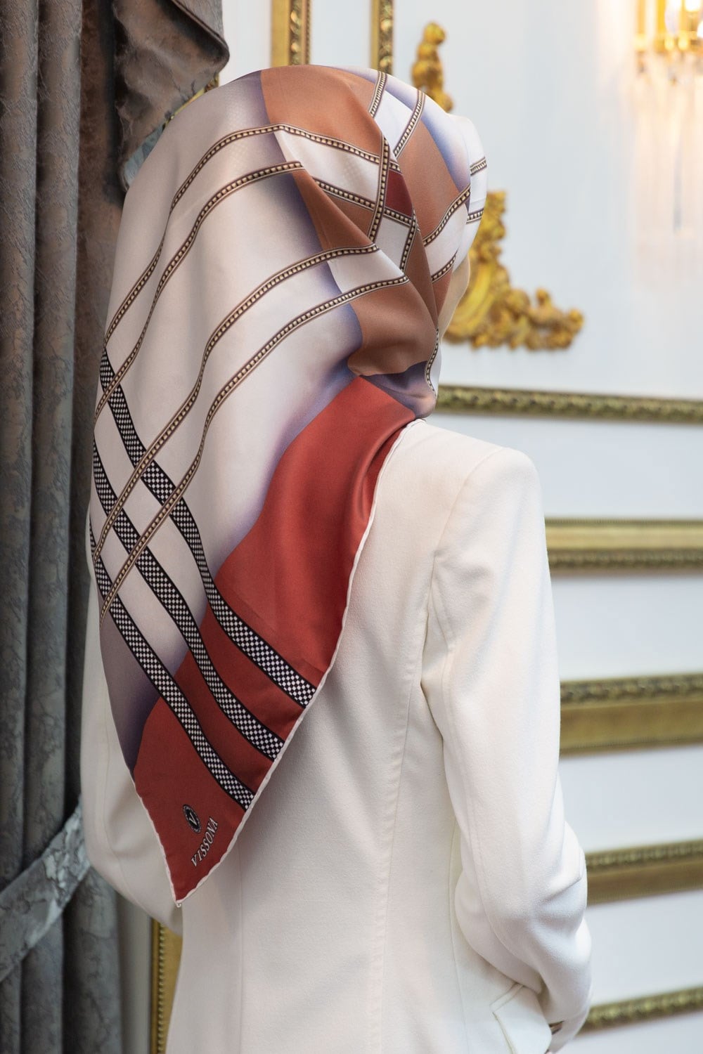 %100 Twill İpek Geometrik Desenli Taba - Hardal Renkli Renkli 90x90 Eşarp Dikim Şekli : El Dikişi