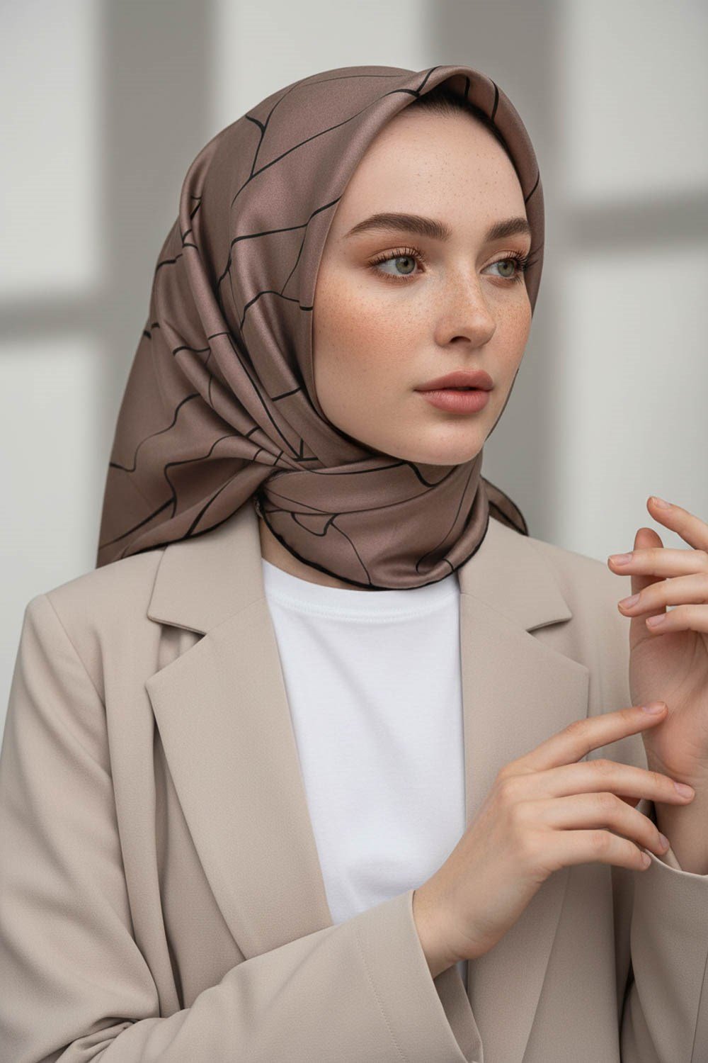 %100 Twill İpek Çizgi Desenli Vizon - Siyah Renkli 90x90 Eşarp Dikim Şekli : El Dikişi