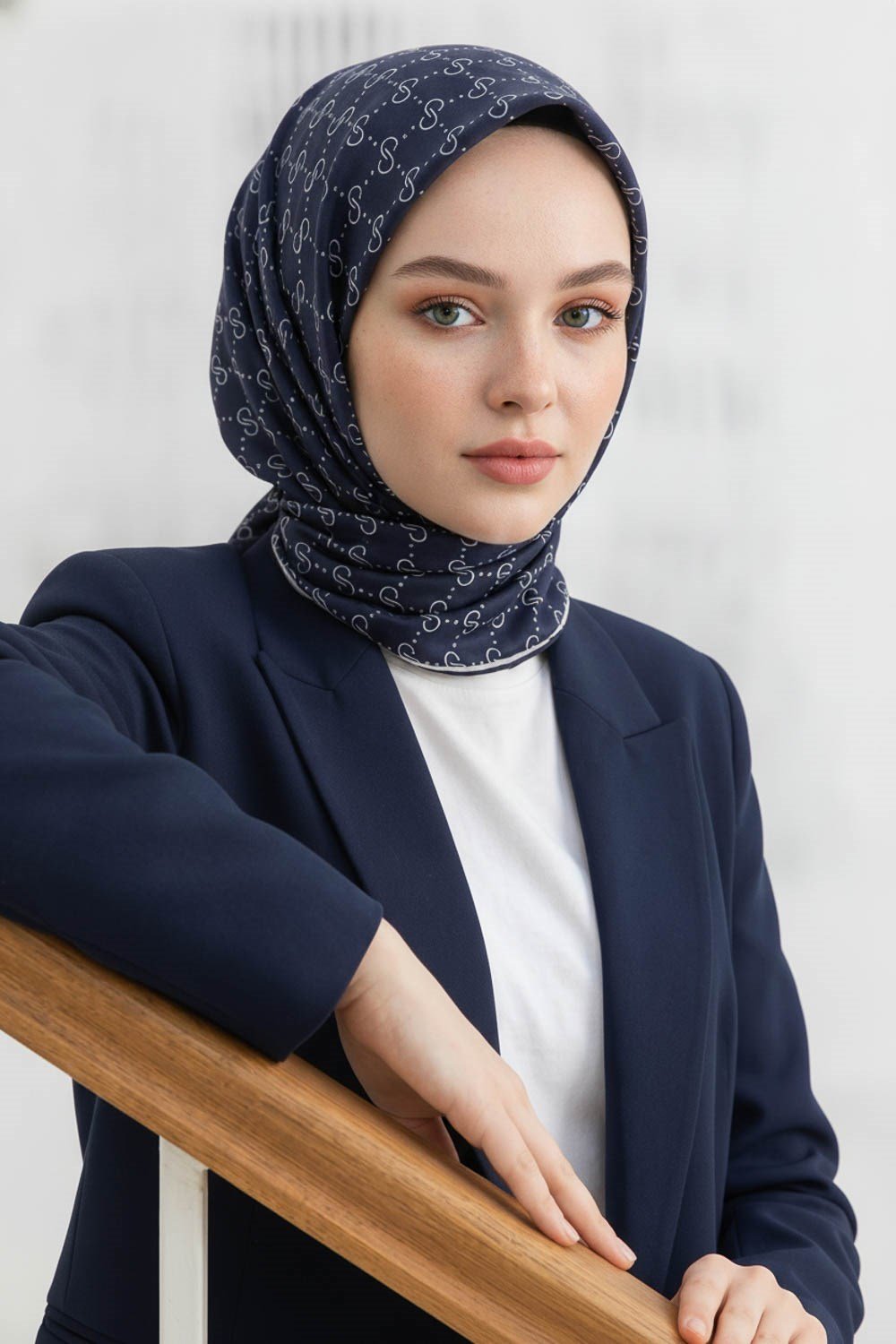 %57 İPEK %43 VİSKON Twill İpek Leopar Desenli Lacivert - Beyaz Renkli 90x90 Eşarp Dikim Şekli : El Dikişi