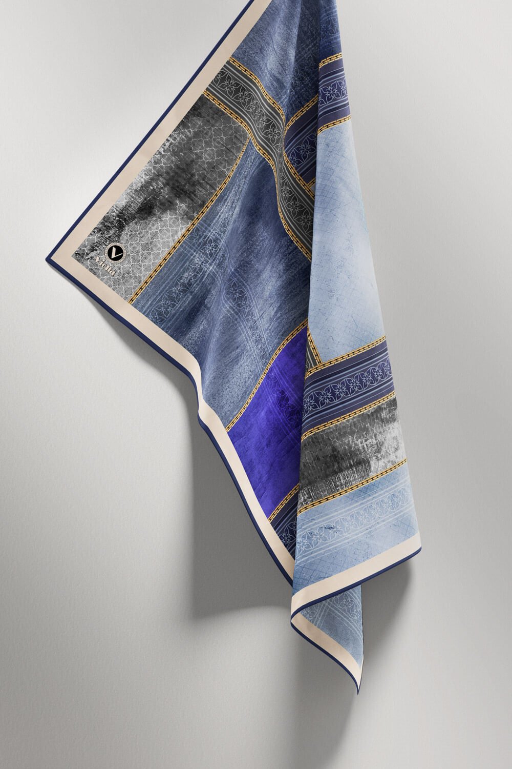 Twill Dokulu Ve Geometrik Desenli Saks Renkli 90x90 Eşarp (İpek İçermez) Dikim Şekli : El Dikişi