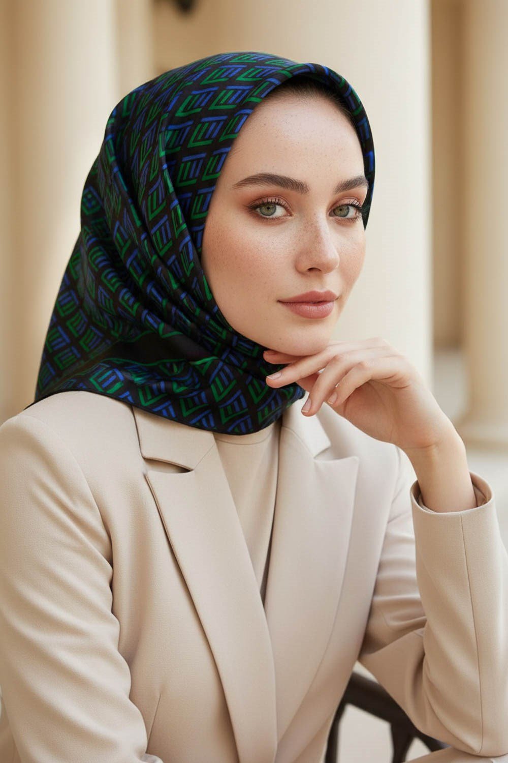 % 57 İPEK % 43 VİSKON Twill İpek Geometrik Desenli Zümrüt Yeşili - Saks Renkli 90x90 Eşarp Dikim Şekli : El Dikişi